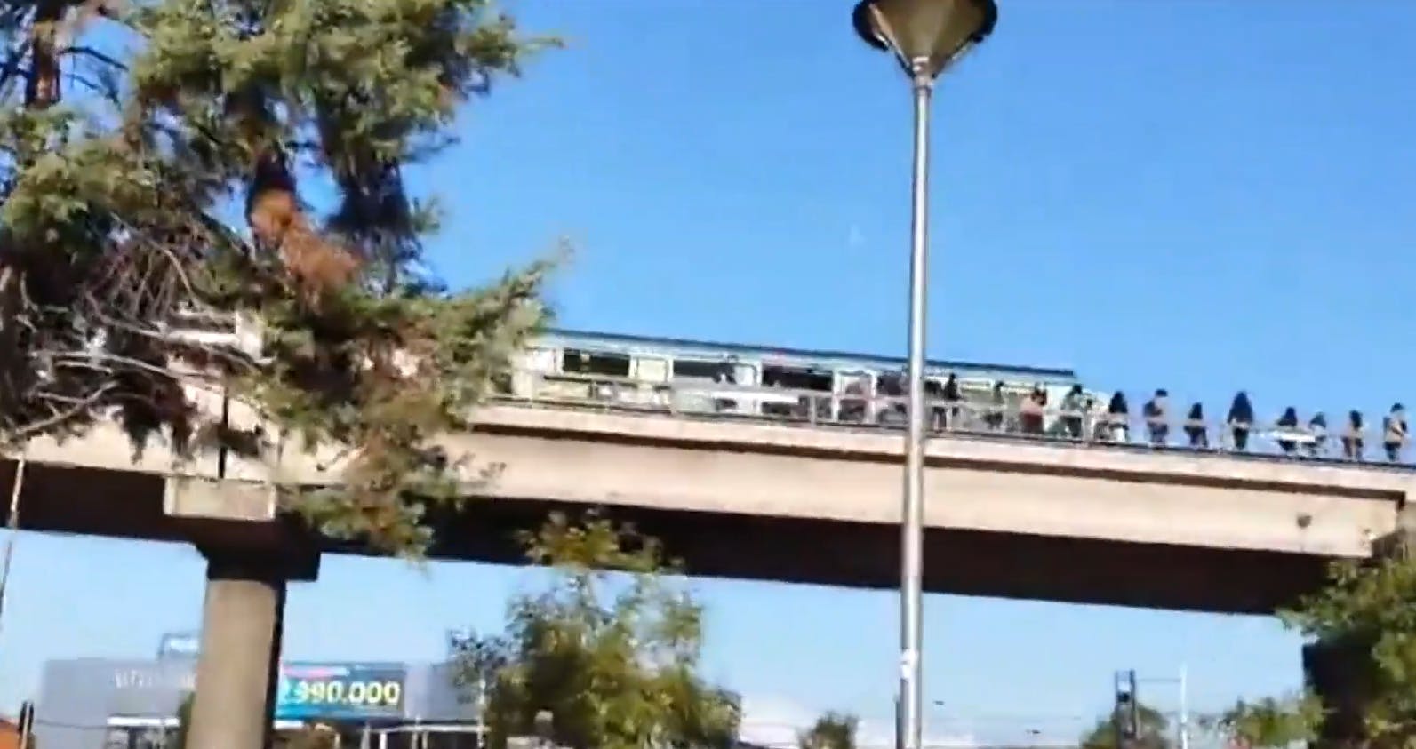 Otra vez con problemas: Masiva evacuación de pasajeros tras falla de L5 del Metro 