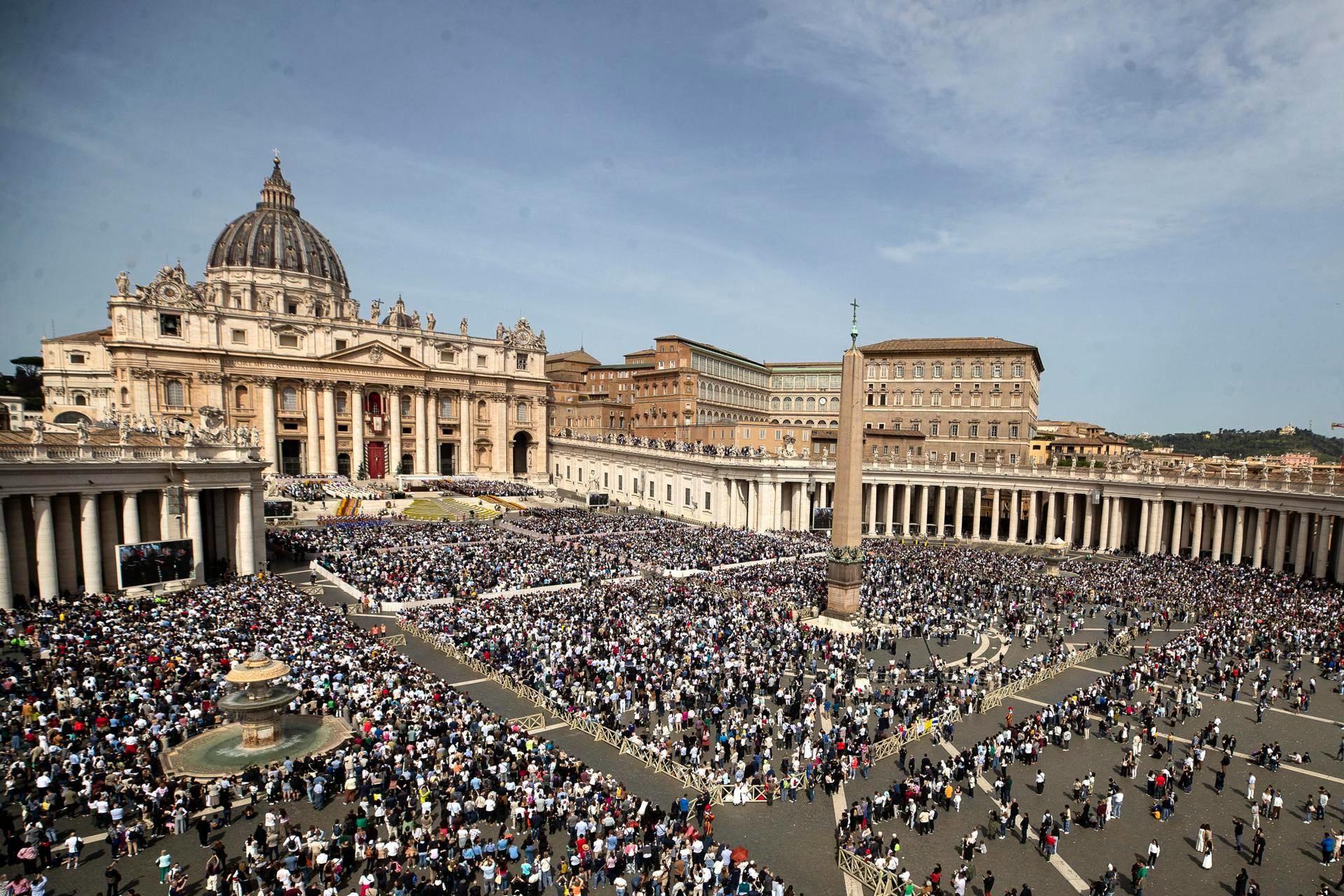 Las campanadas que anunciaron la muerte del Papa Francisco en la Plaza de San Pedro 