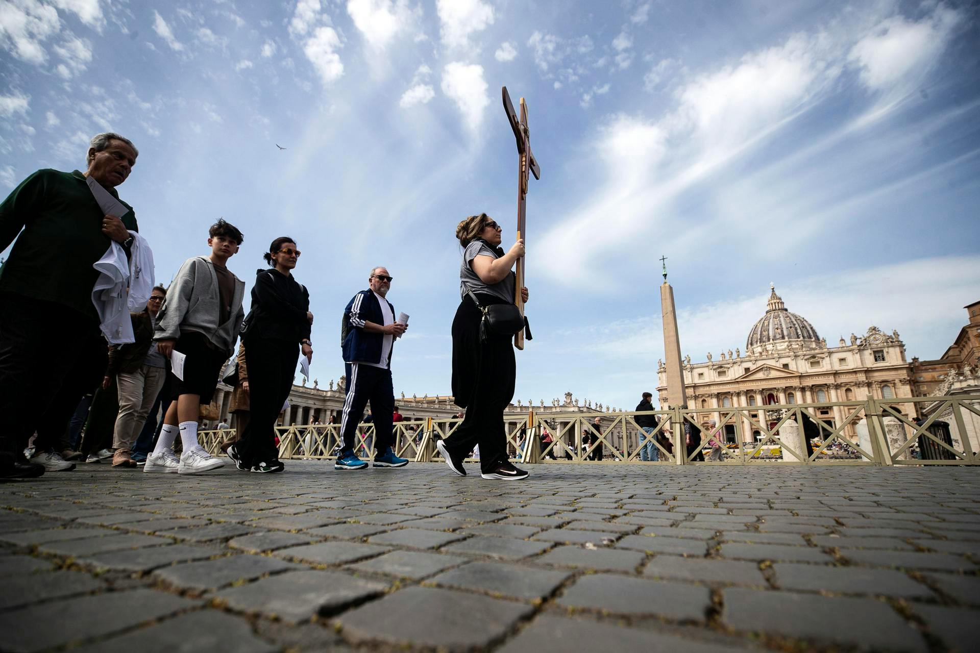 Así es el ambiente en la Plaza de San Pedro el día de la muerte del Papa Francisco 