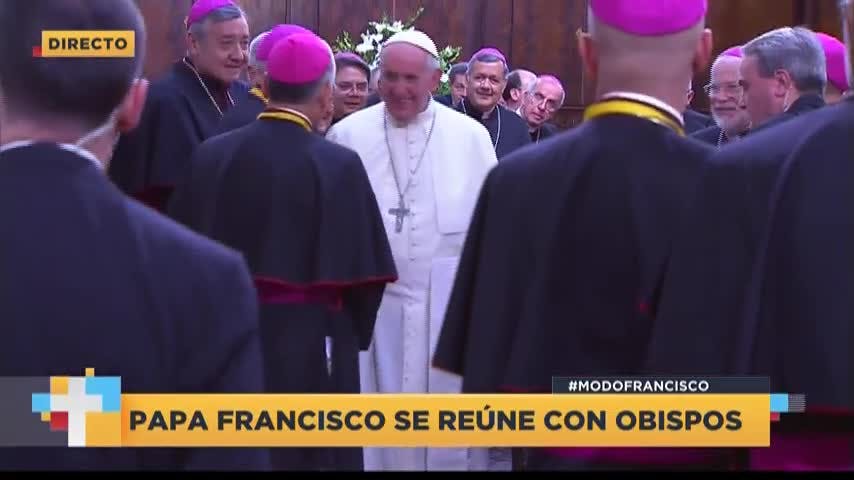 El saludo del obispo Juan Barros con el Papa Francisco en la Sacristía