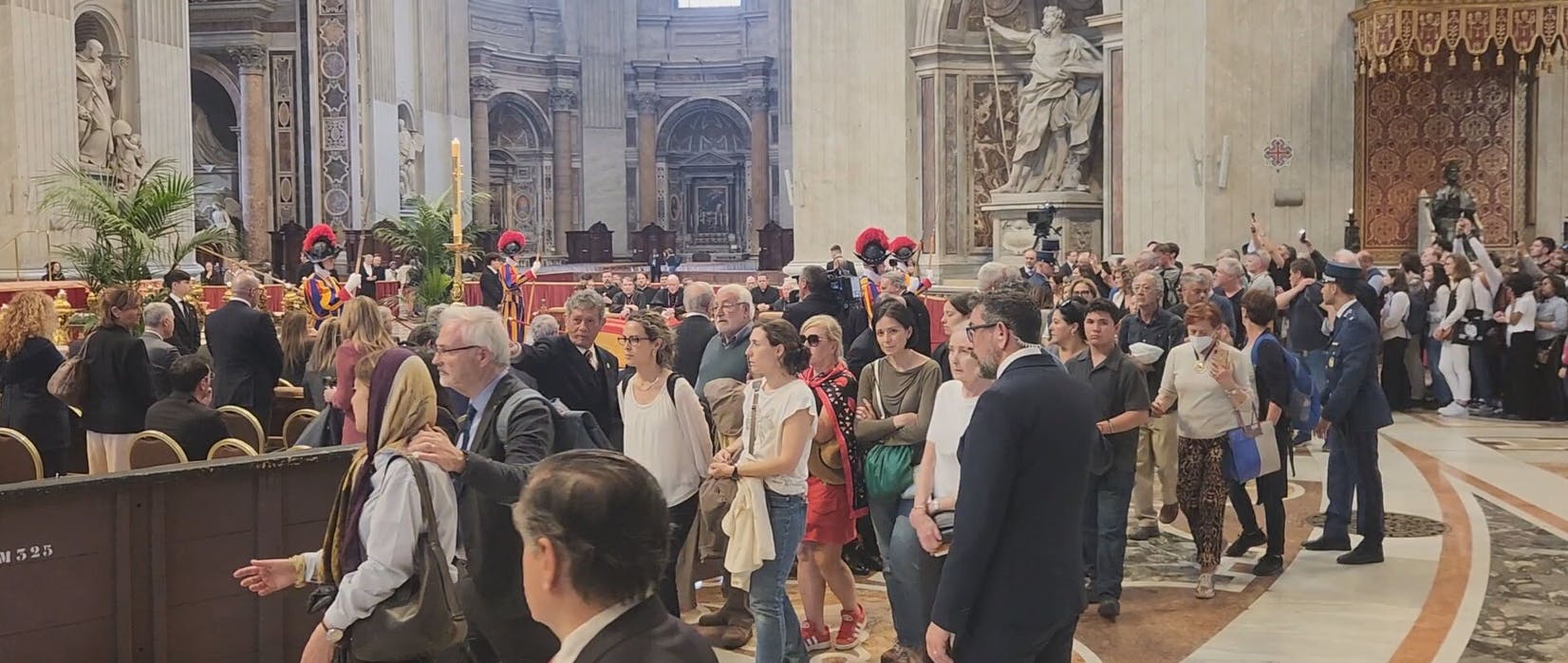 Miles de fieles realizan largas filas para el último adiós al papa Francisco 