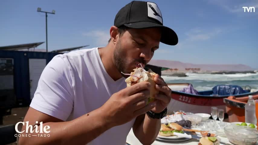 Simón Oliveros es sorprendido con un típico "churrasco marino" 