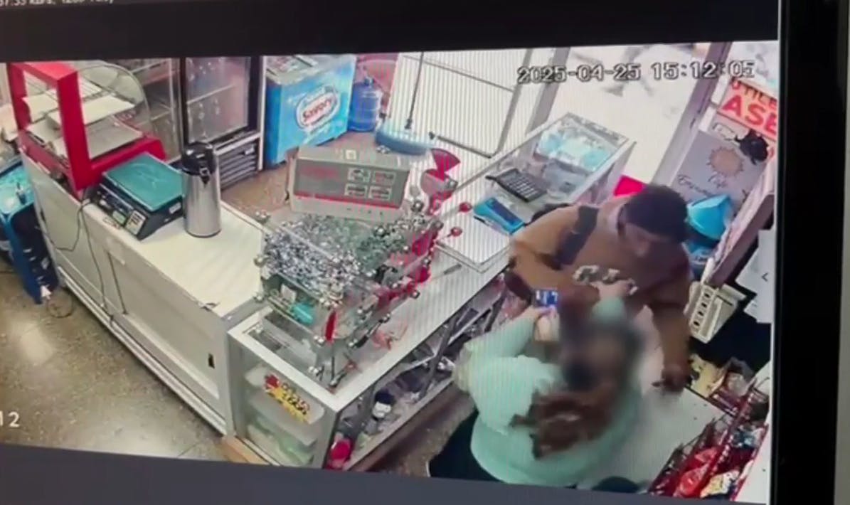 "El cuchillo quedó en un pan": Víctima relata ataque de ladrón con arma blanca en almacén