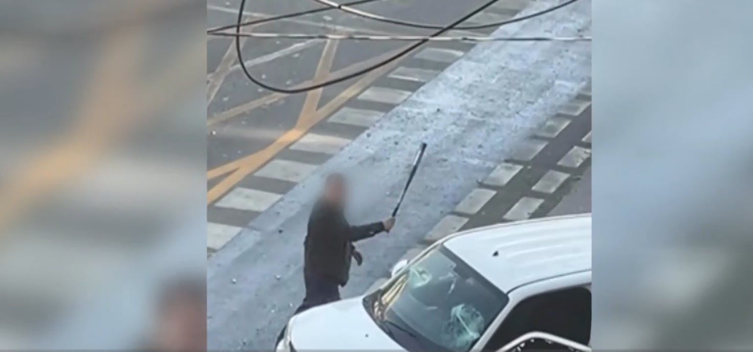 Palos iban, bates venían: Choferes protagonizan brutal pelea y destrozaron autos en Providencia 