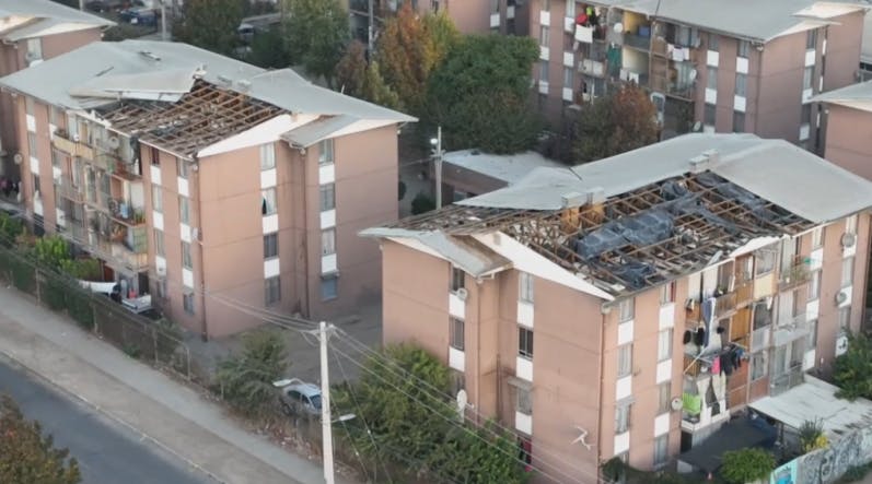¡¿Pero quién soluciona esto?! Vecinos viven hace ocho meses sin techo en Cerro Navia