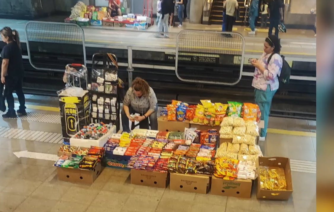 "Son una mafia organizada": Los "minimarkets" sin control en los andenes del Metro de Santiago 