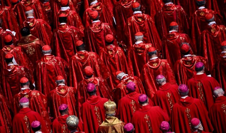Cardenales favoritos, videos virales y cercanía: La carrera por ser el próximo Papa