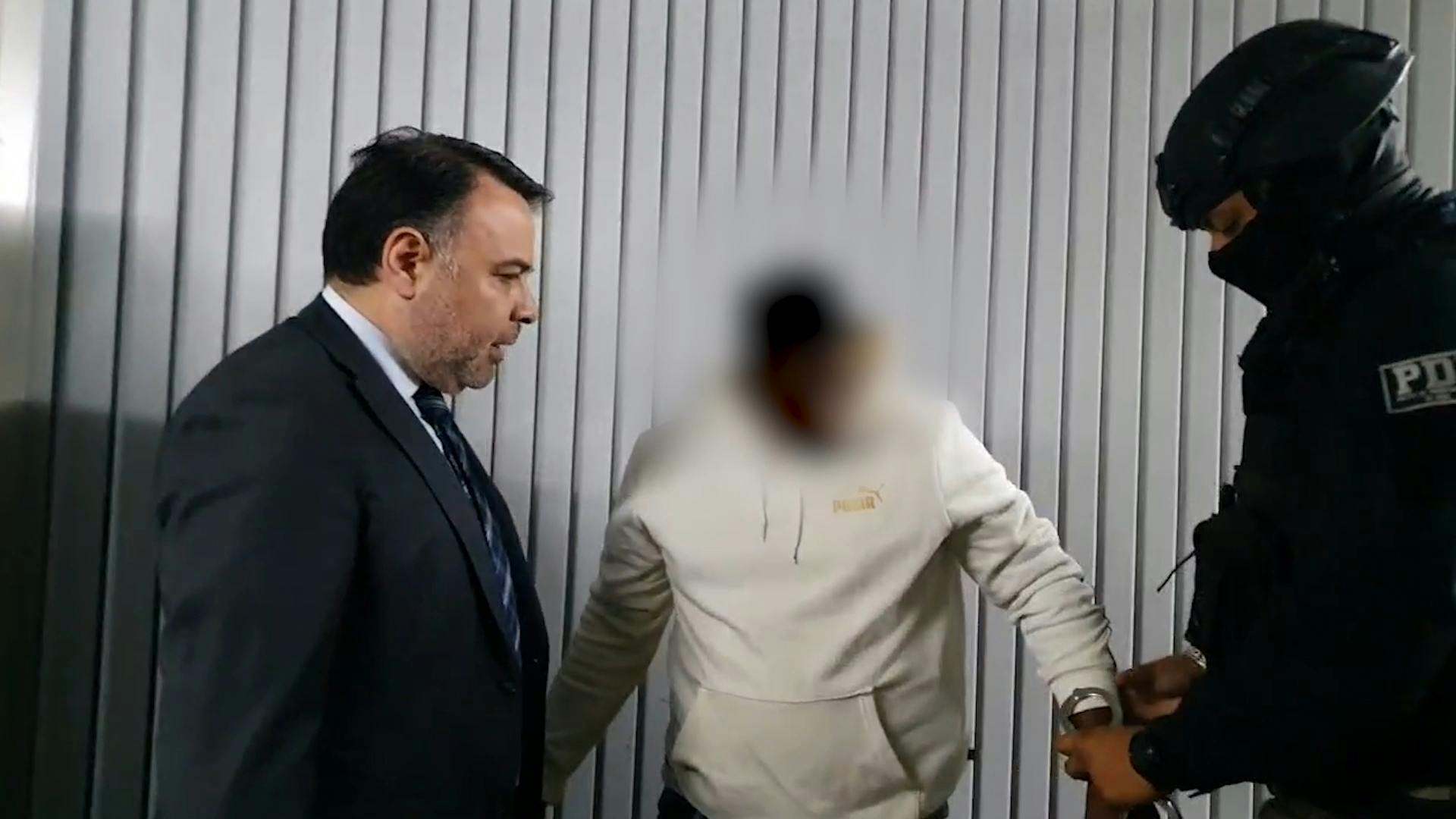 Ciudadano colombiano fue detenido en la manga del avión imputado de homicidio por sicariato 