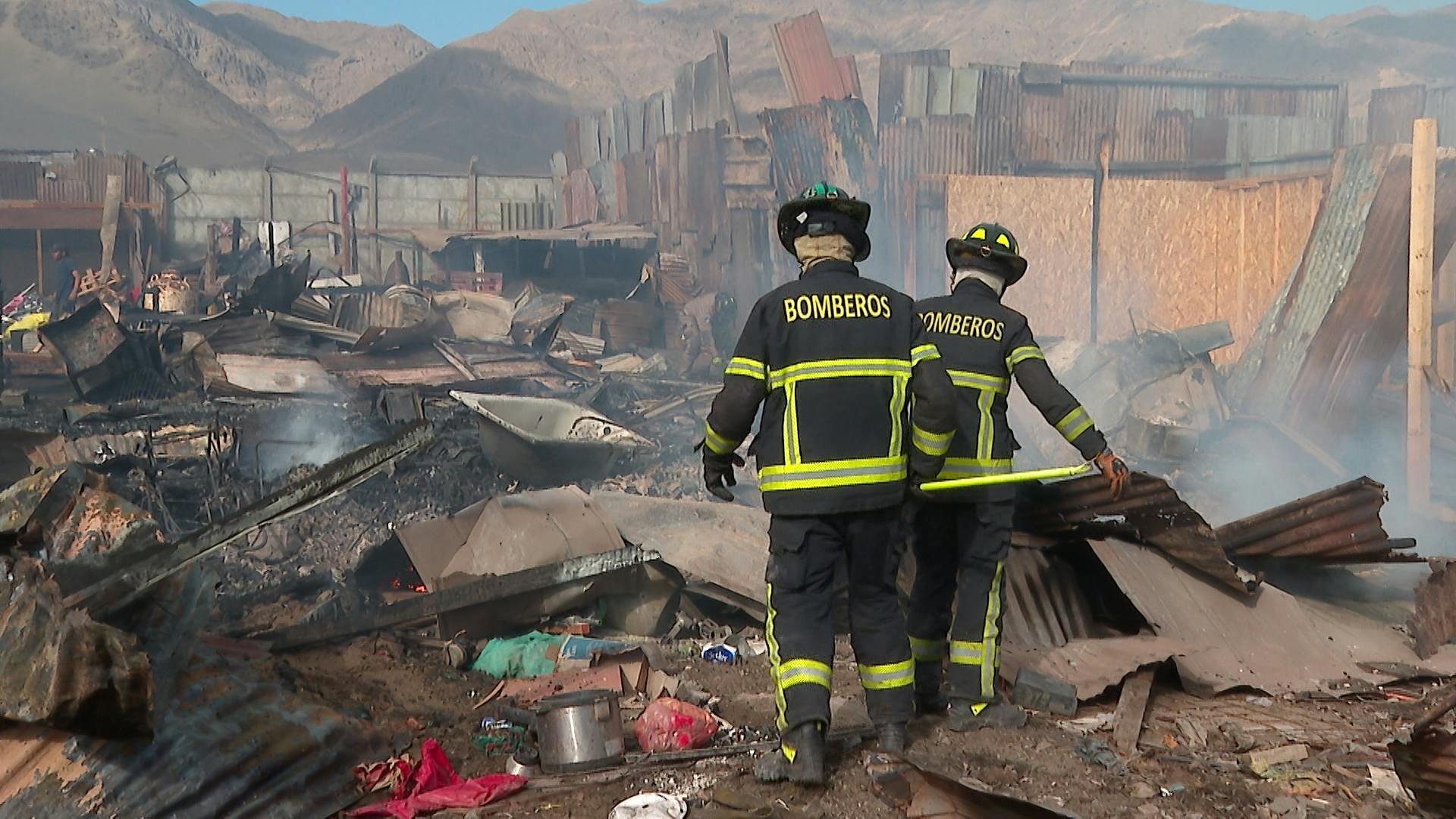 Incendio destruye 3 viviendas en campamento del sector norte de Antofagasta 