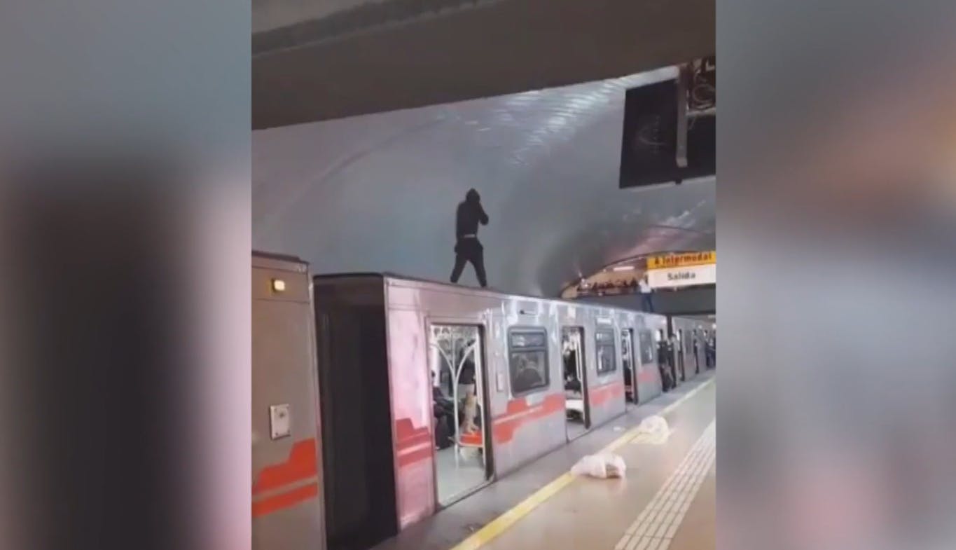 ¿Hasta cuándo vamos a aguantar?: Delincuentes ambulantes convierten el Metro en una barbarie 