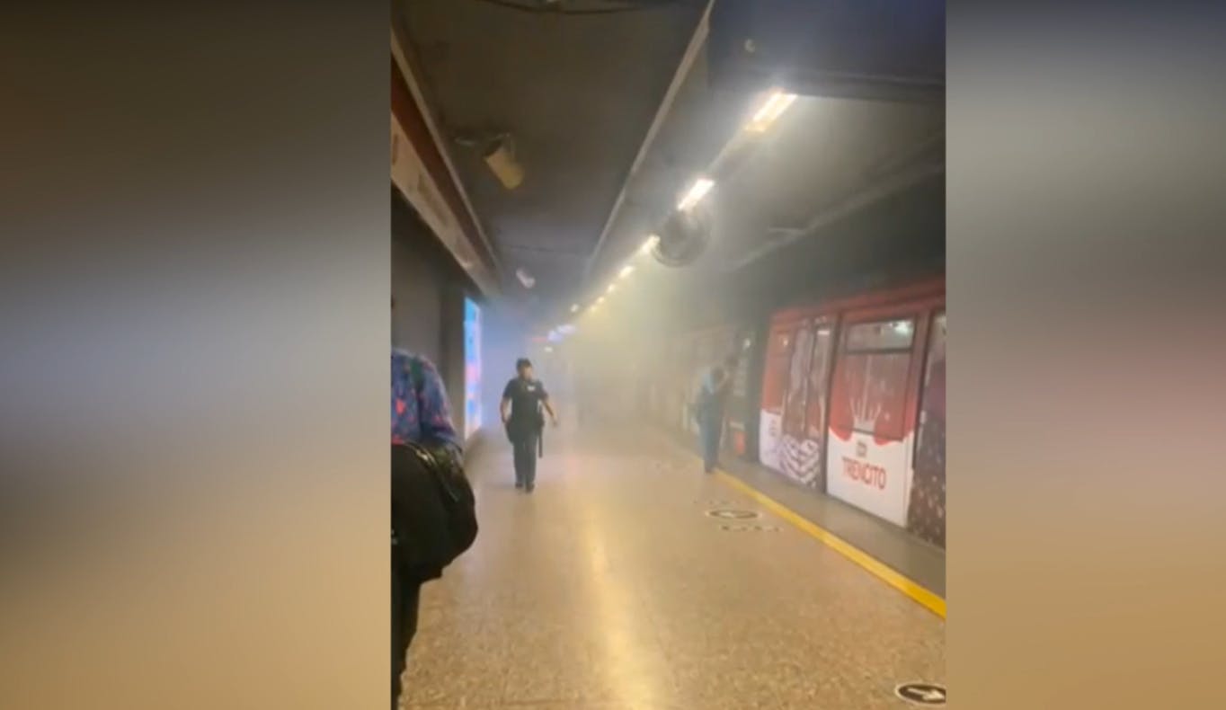 Caen cuatro gotas y el Metro hace lo suyo: Trenes no se detienen en varias estaciones de Línea 1