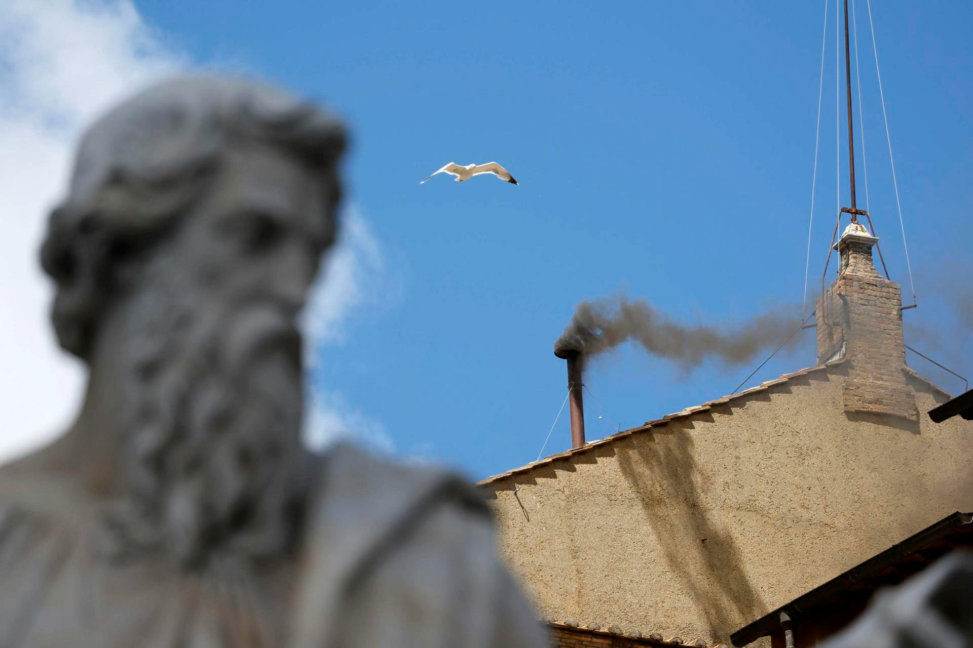 A la espera del humo blanco: ¿Cuántas votaciones quedan para este jueves?