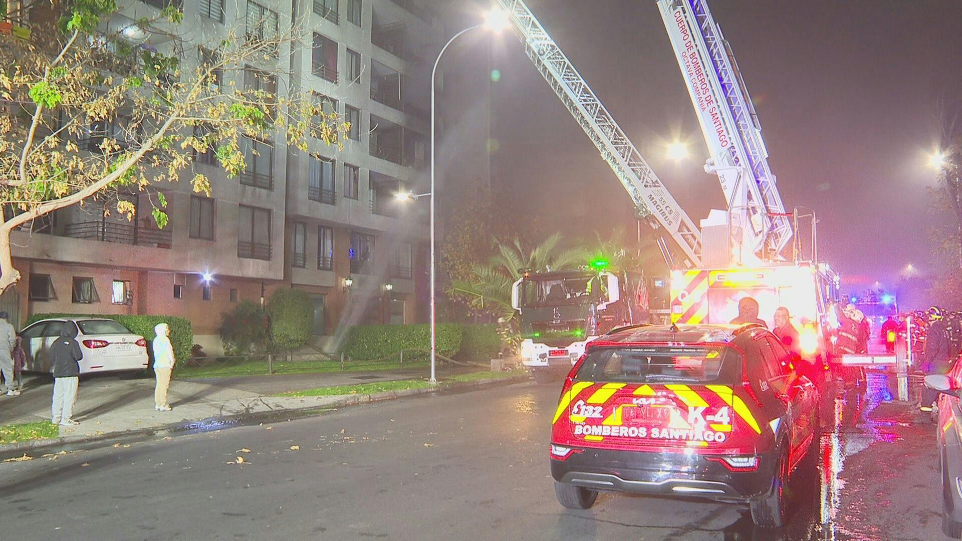 Incendio afecta a cuarto piso de edificio en Recoleta  