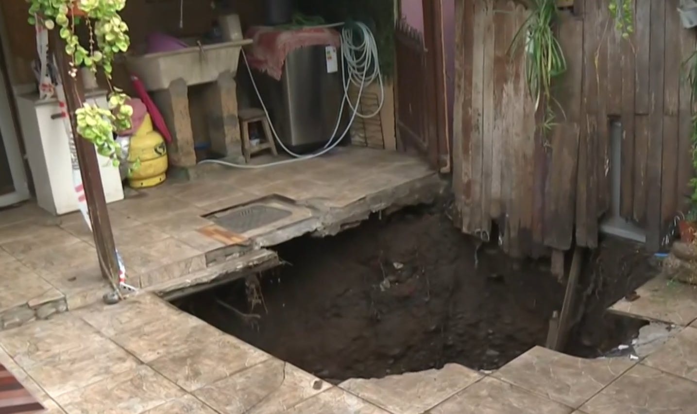 Familia despertó con un socavón gigante en el patio de su casa