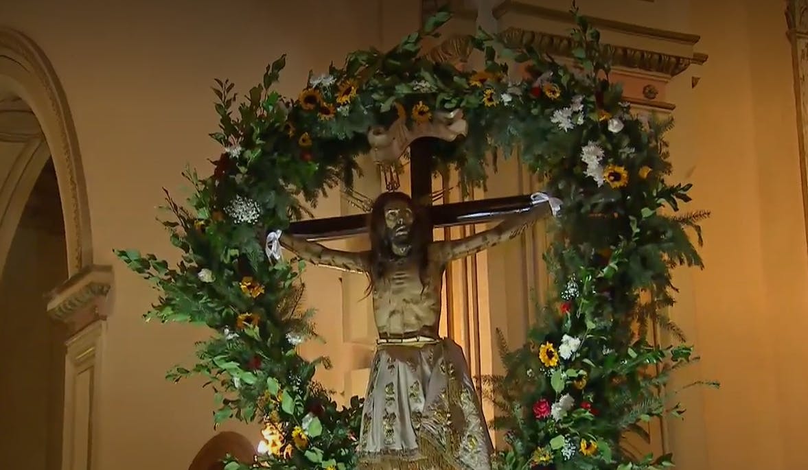 Con su corona de espinas en el cuello: ¿Cómo nació la historia del Cristo de Mayo? 