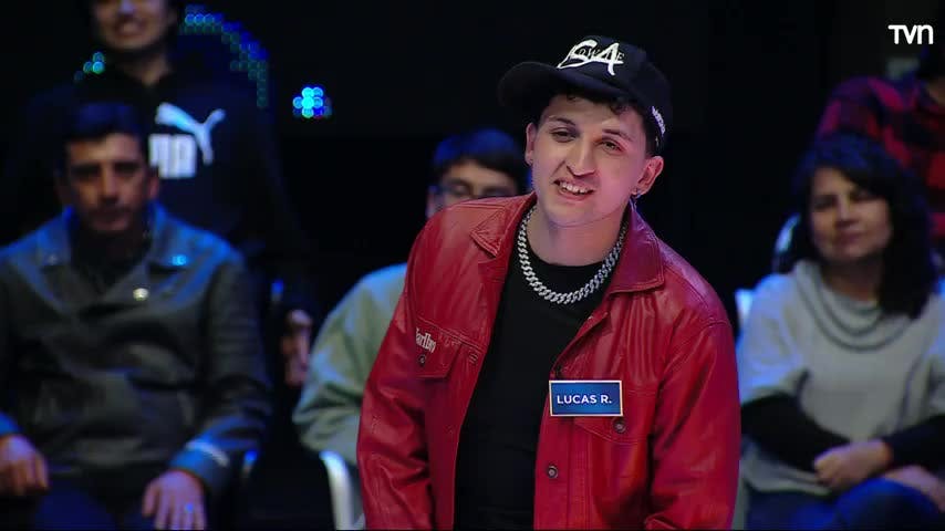 "Apóyenme con las palmas": Lucas nos muestra su talento musical