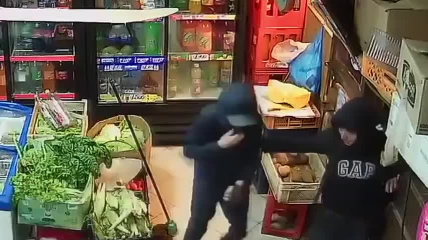 Comerciante se defendió de asalto con escobillón