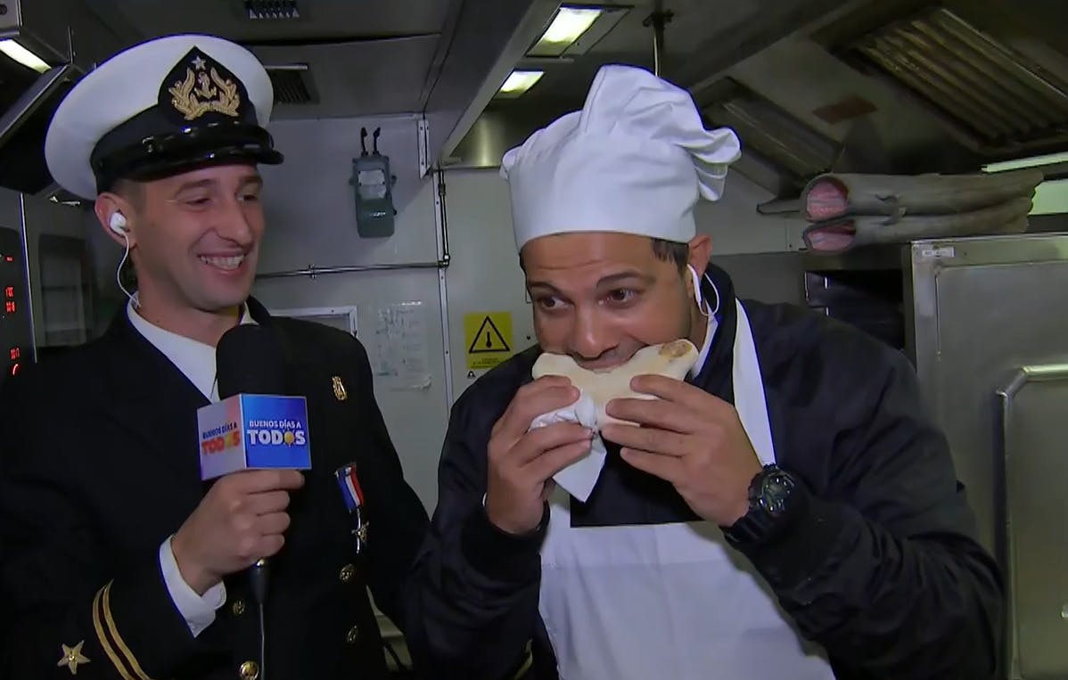 Cocina en altamar: Simón Oliveros es recibido con ricas preparaciones por la Armada de Chile 