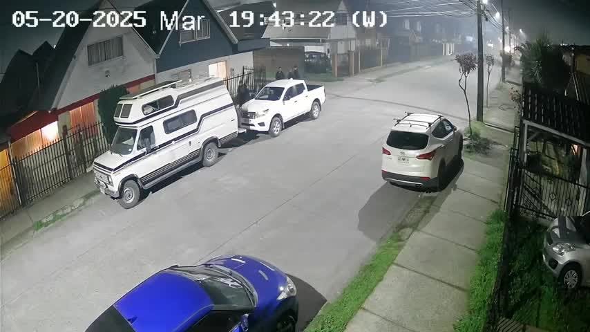 Tres ladrones intentaron robar una camioneta pero huyeron solo con las llaves