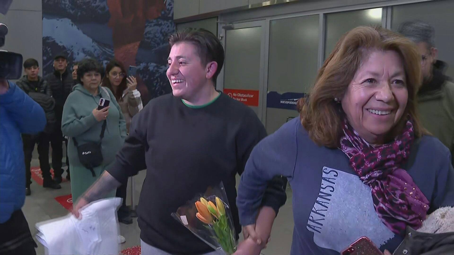 "Estoy feliz en Chile, allá no te respetan si eres latino": habla chileno deportado desde EE.UU. que se reencontró con su madre
