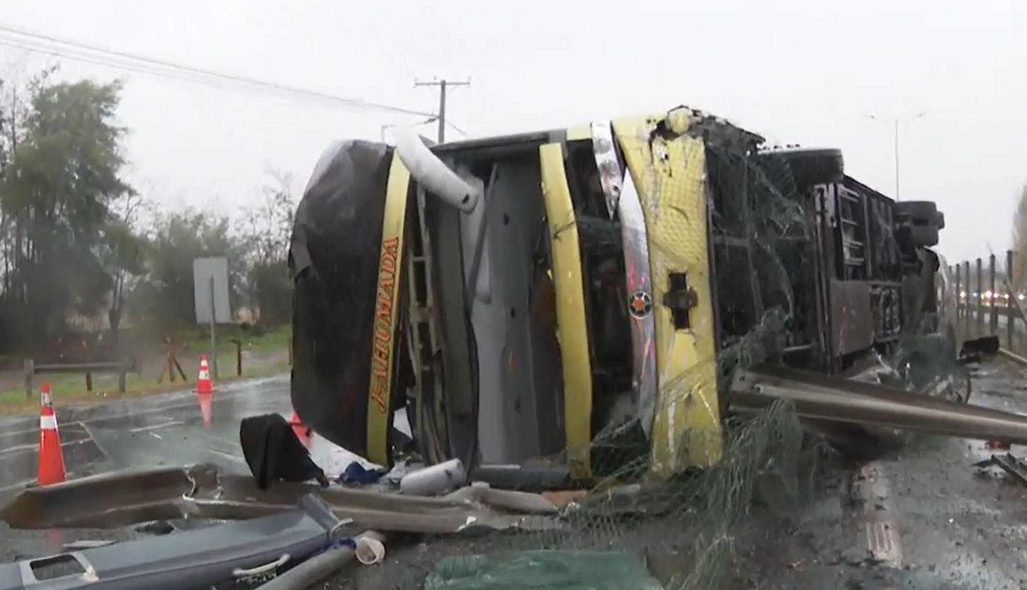 Confirman al menos dos fallecidos tras volcamiento de bus en Ruta 5 Sur