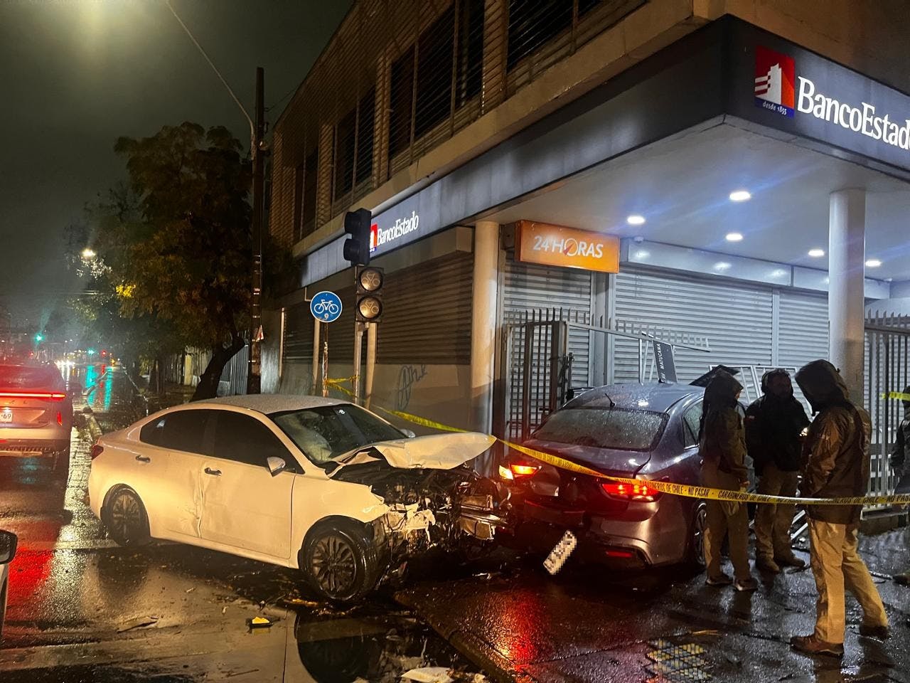 Sujetos disfrazados de carabineros colisionaron con un banco tras escapar de fiscalización: auto quedó incrustado en portón