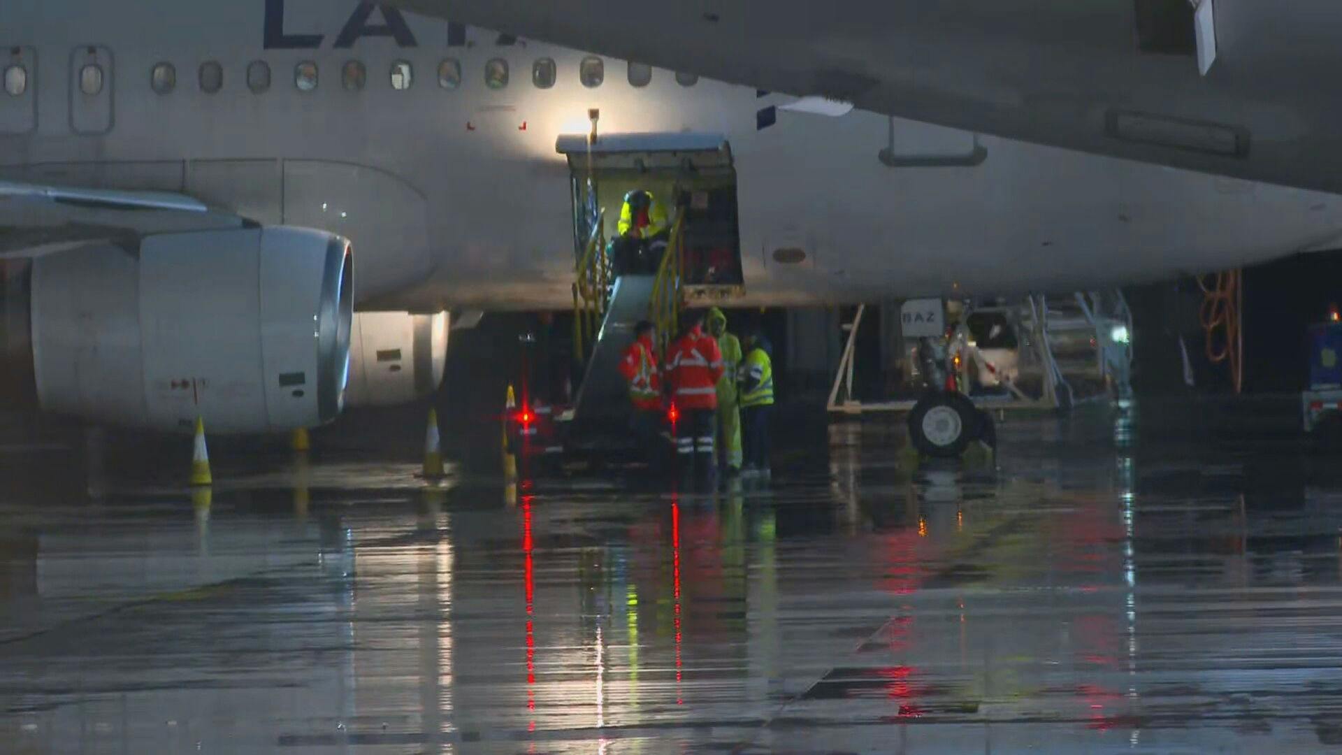Pasajero que alertó de una falsa bomba en avión quedó detenido: habría sido una broma 