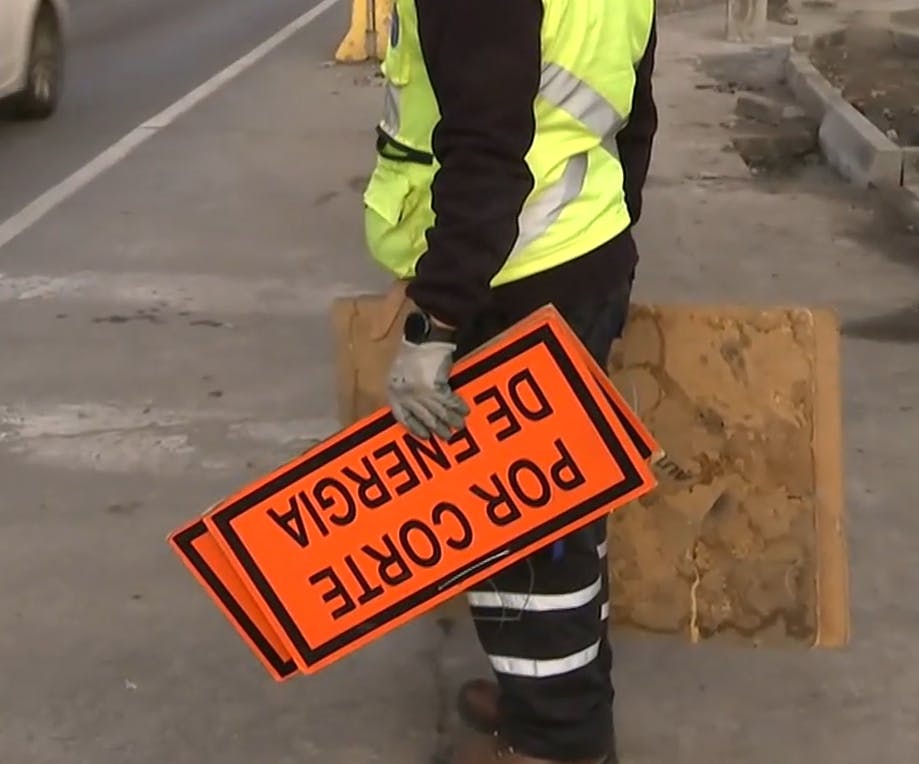La verdadera razón de la instalación de carteles en semáforos apagados 