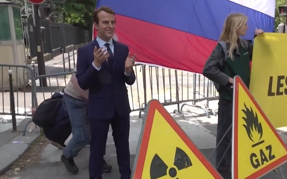 Activistas roban estatua de Macron de museo de París
