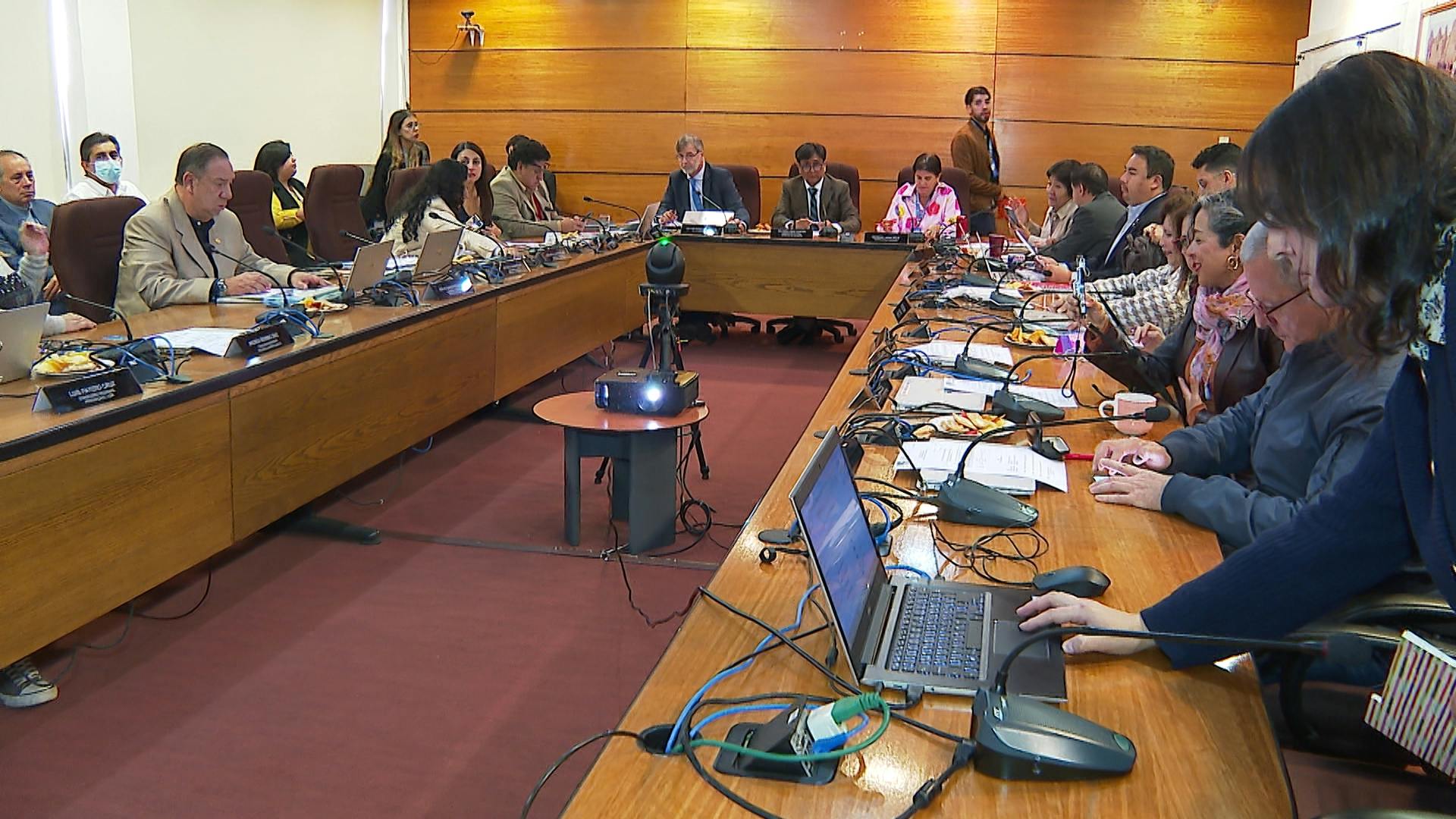 Gobernador responde ante el CORE por irregularidades detectadas por Contraloría