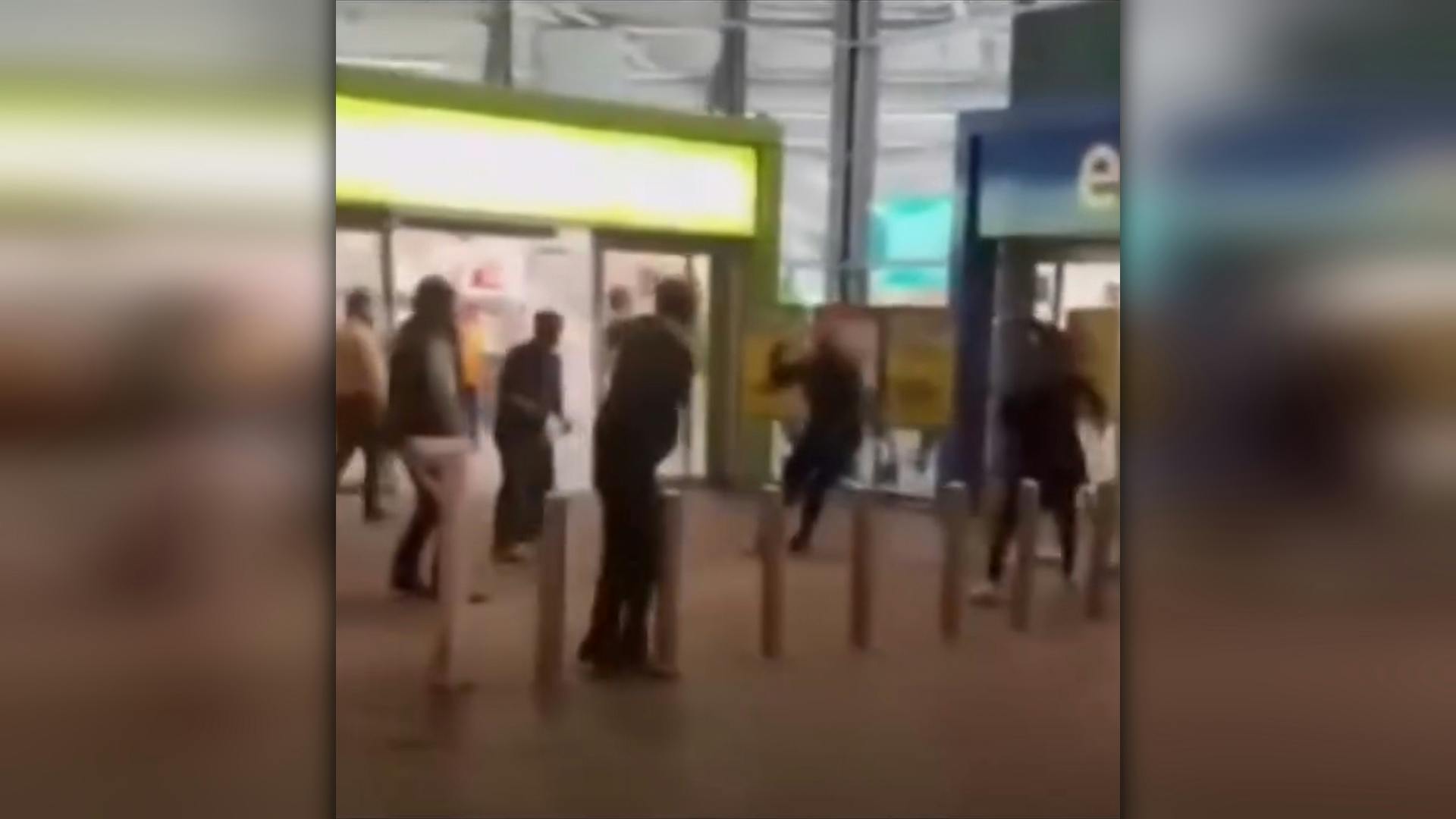 Viralizan violenta riña entre guardias de un supermercado y mecheros 