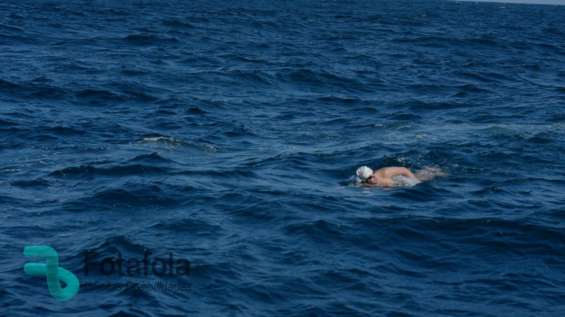Nadador antofagastino cruza desde  Juan López a Antofagasta  