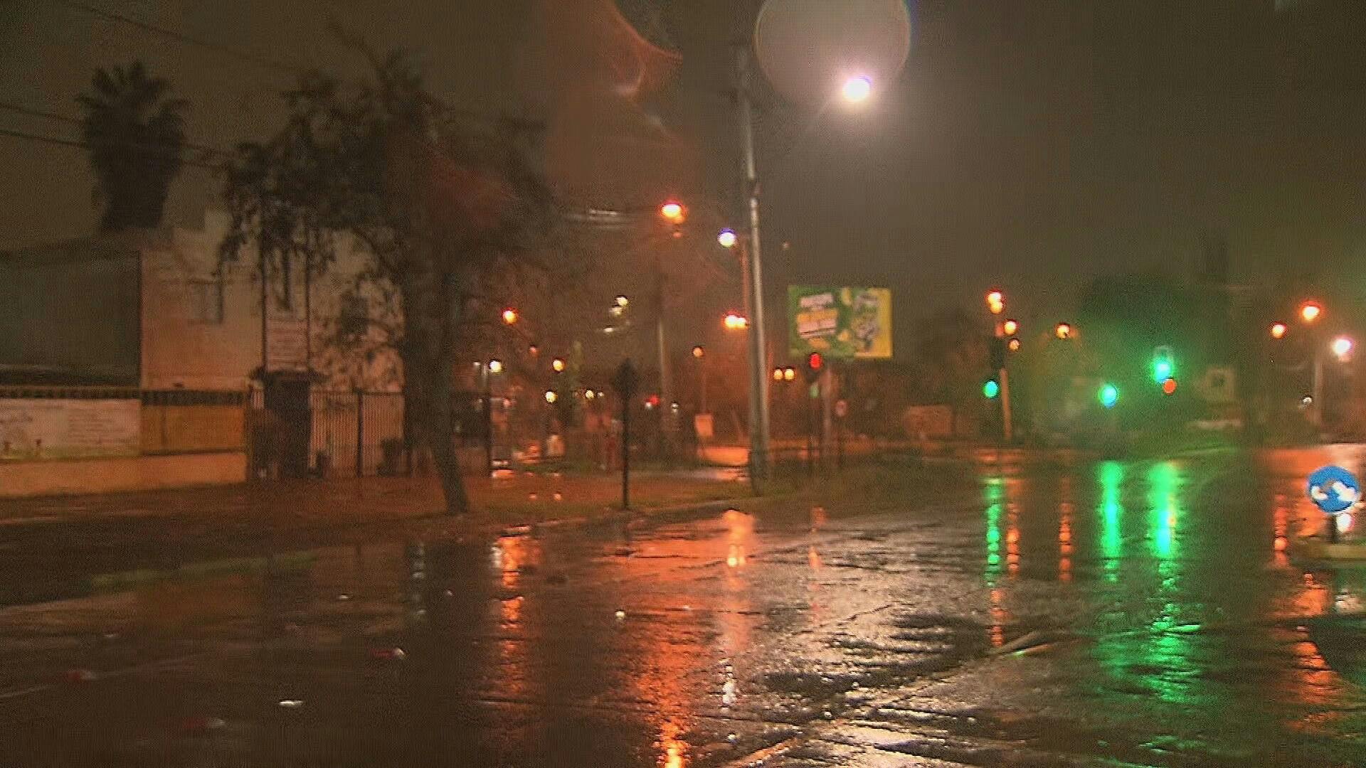 Llegó la lluvia a la zona centro sur del país: sistema frontal afectará con mayor intensidad a la RM