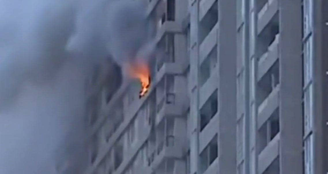 Incendio afecta a departamento de piso 27 en Estación Central 