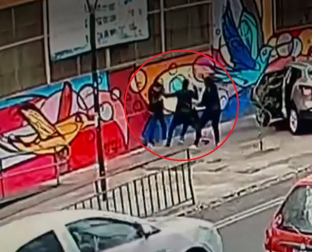 Amigos sufren robo de más de $3 millones al salir de banco en Santiago: delincuentes los amenazaron con armas
