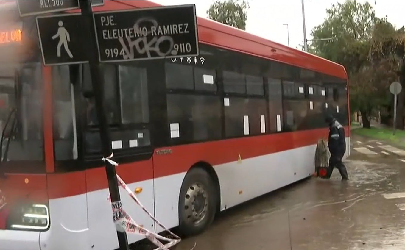 Micro quedó atrapada tras caer a un hoyo