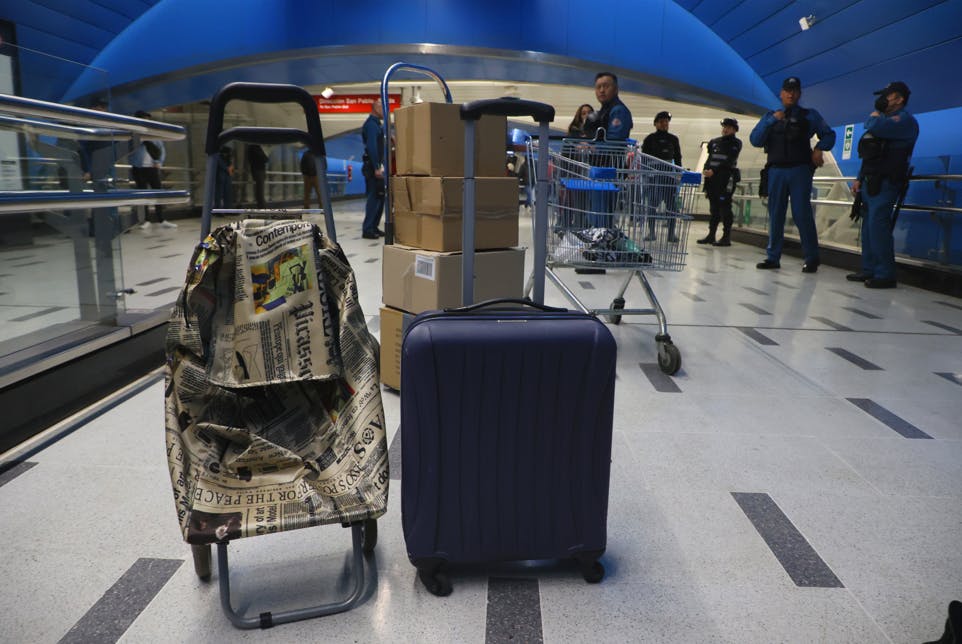 Prohibidos los carros de supermercado y yeguas en el metro: ¿qué se podrá transportar desde ahora?  