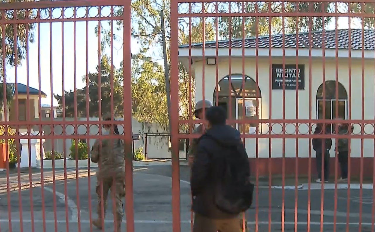 Delincuentes golpearon a conscriptos y robaron fusiles de guerra desde regimiento