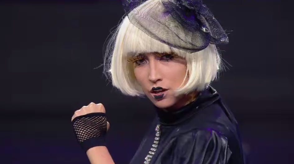 "¿Dónde estabas escondida?": Lady Gaga domina el escenario con Poker Face