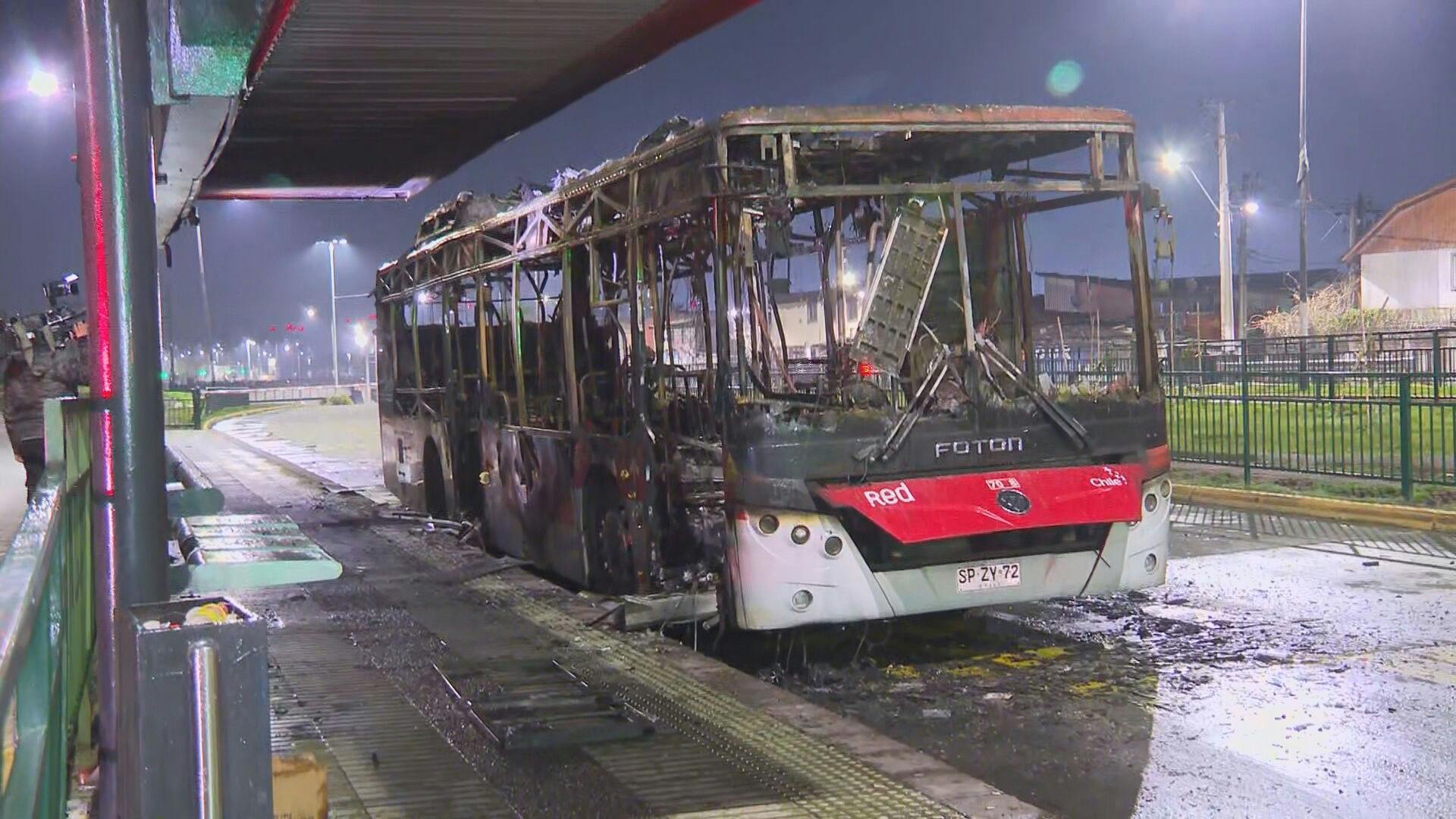 Incendian bus RED en Pedro Aguirre Cerda: "Lanzaron panfletos alusivos a causa anarquista"
