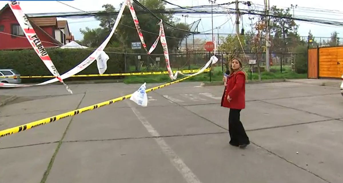 ¡Alerta! Peligrosos cables están a punto de caer en plena calle