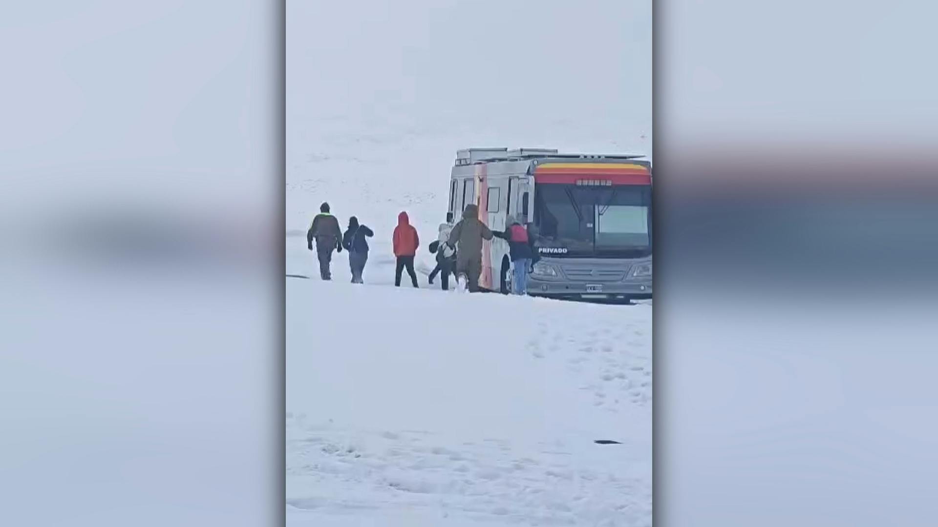 Rescatan a pasajeros atrapados en un bus por acumulación de nieve 