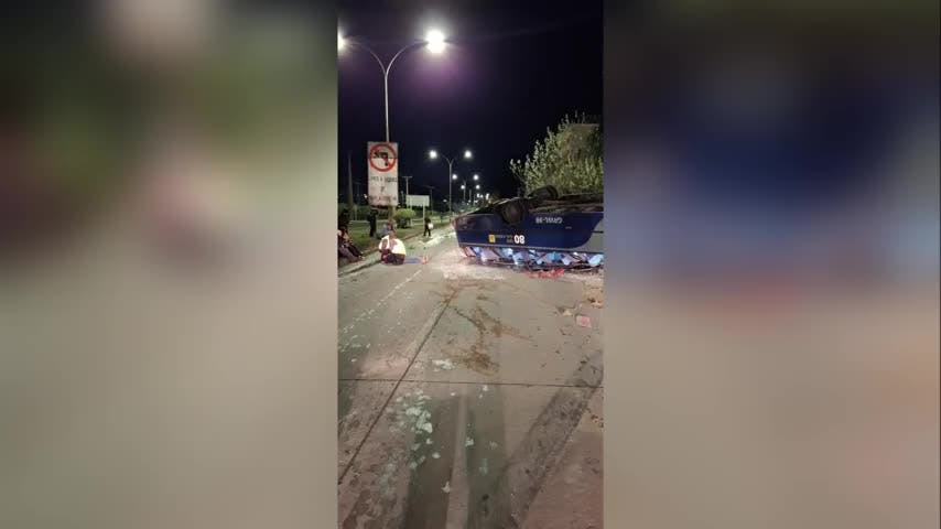 Producto de las bajas temperaturas,una persona murió y una veintena de pasajeros resultó lesionada tras volcar el bus en que viajaban en Lonco, comuna de Chiguayante.