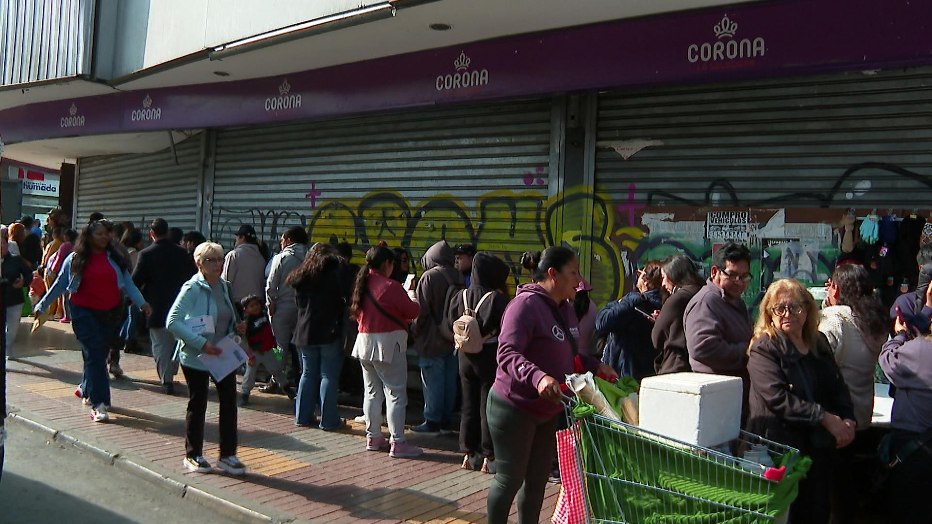 Largas filas por cierre de tienda  