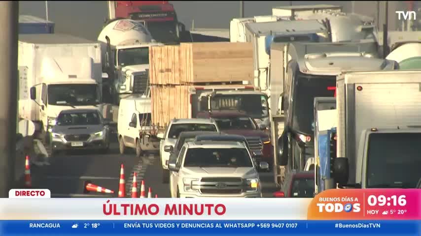 Furgón chocado provoca extenso taco en General Velásquez 