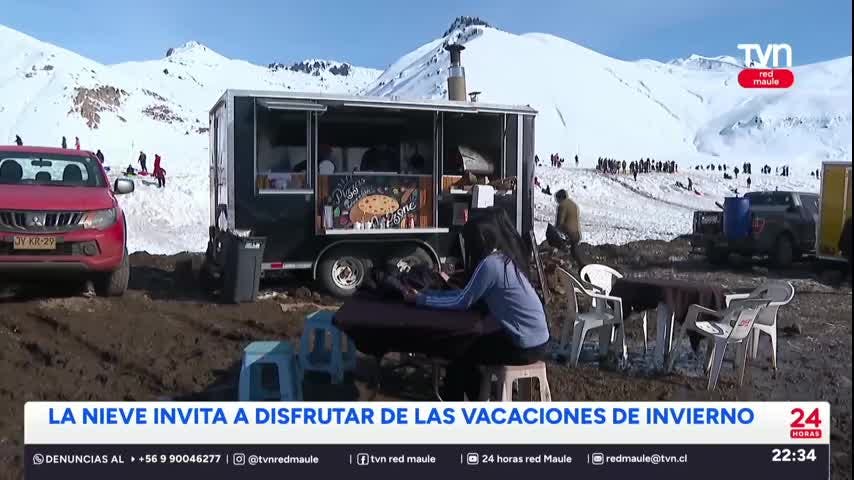 Turistas gozan de la nieve en el final de las vacaciones de invierno