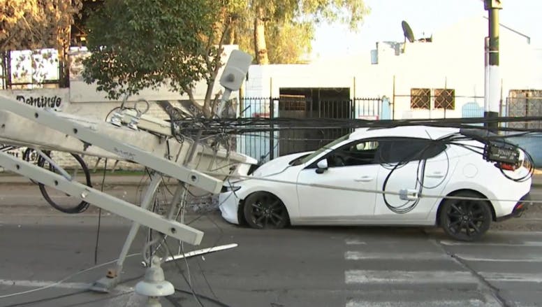 Dejaron a todo un barrio sin luz: Jóvenes delincuentes protagonizan impactante accidente en Lo Espejo
