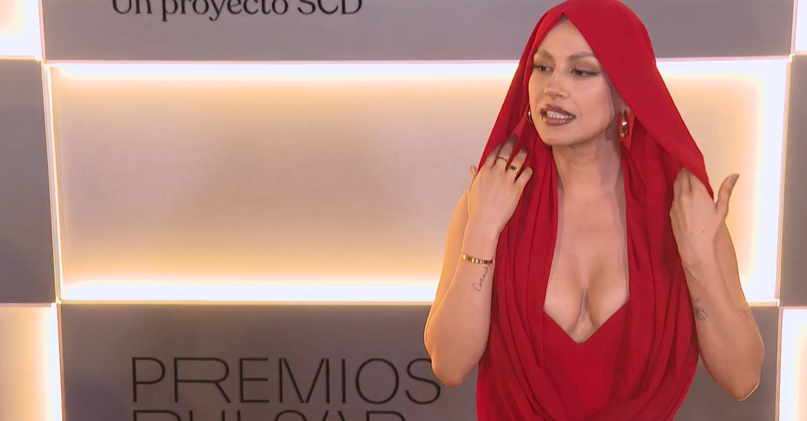 "¡Con peluca, no!": Los detalles del aplaudido vestido de Karla Melo en los Pulsar 2025