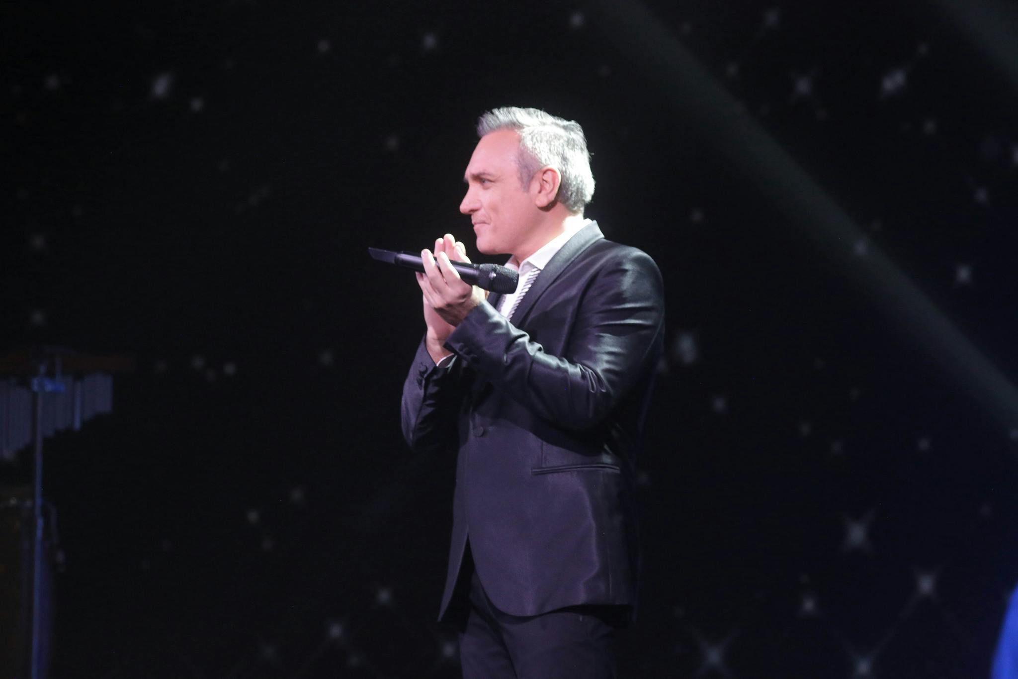 Luis Jara, impecable de pies a cabeza en la alfombra roja de los Premios Pulsar 2025 