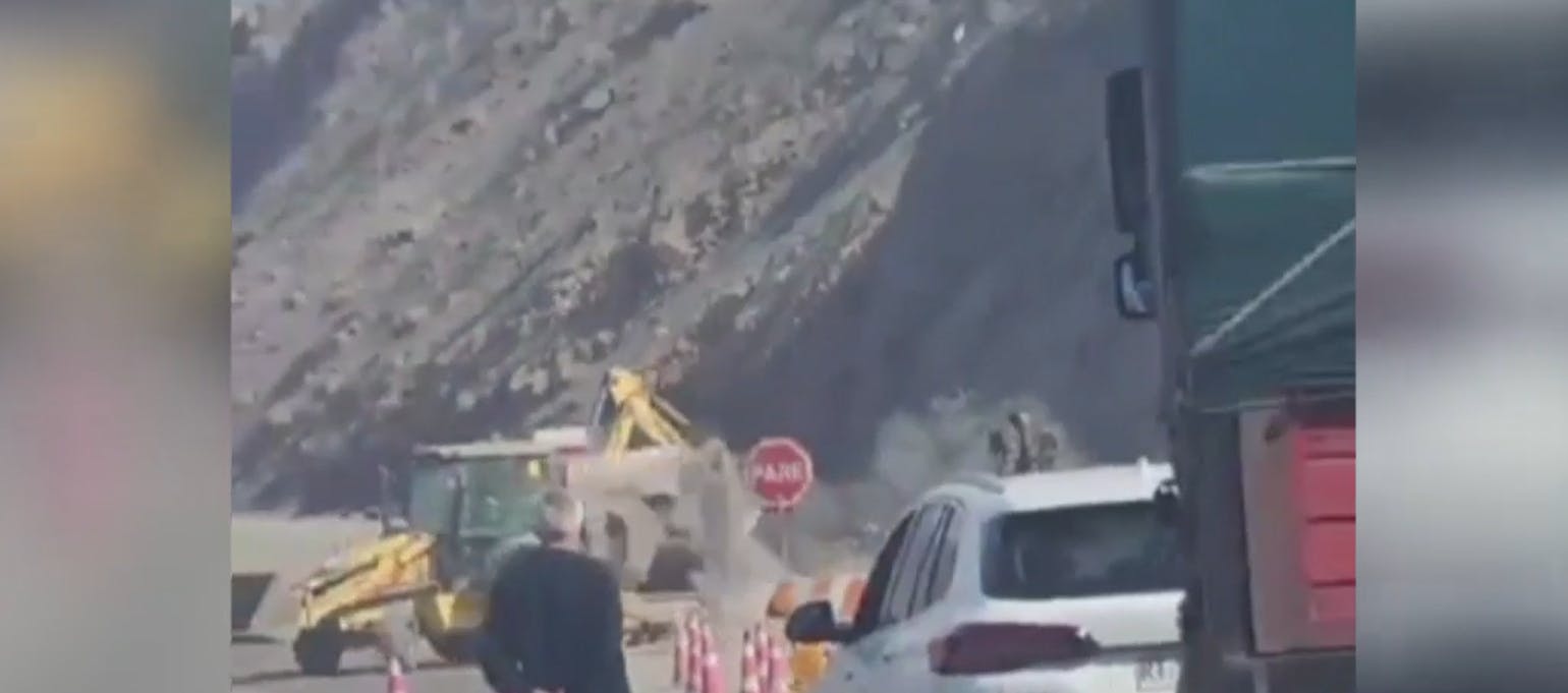 Peligroso derrumbe impacta a maquinaria en la cuesta Chinchorro de Arica 